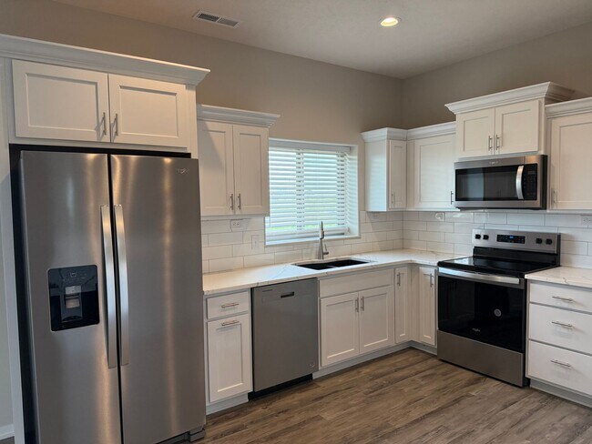 Foto del edificio - Brand New Spacious 2-Story with 3 bedrooms/2.5 bathrooms