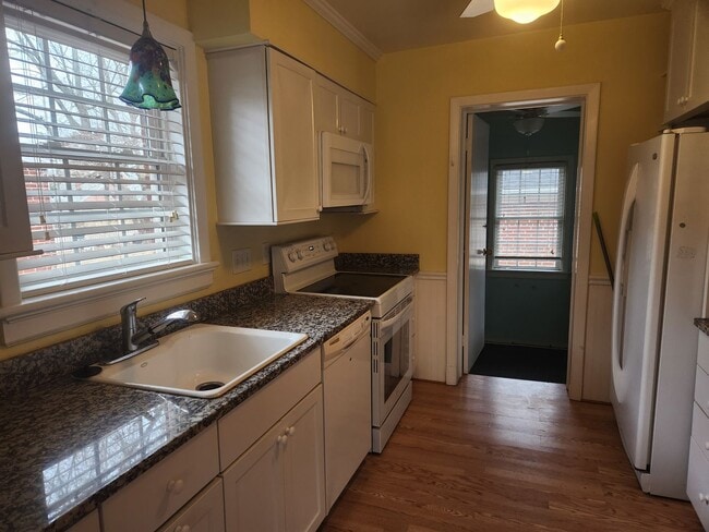 Building Photo - Brick Rancher Near West End/Willow Lawn Area