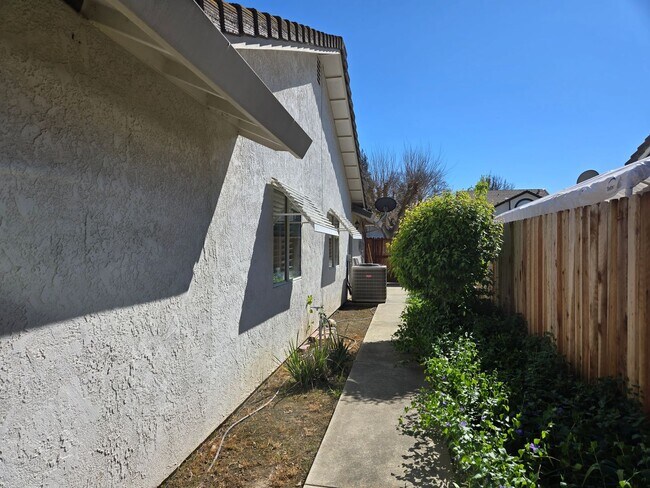 Foto del edificio - Charming 3BD/2BA Home in Quiet Cul-De-Sac with Solar & Included Landscaping