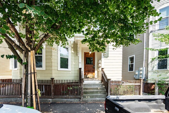 Building Photo - 2 Bed, 2 Bath Above it all in Inman Square
