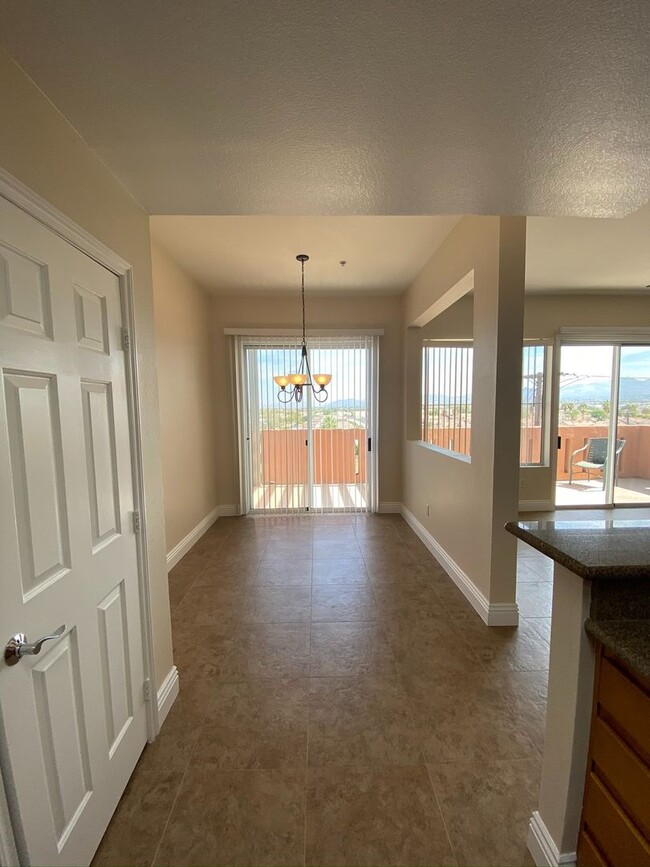 Foto del edificio - FABULOUS 4TH FLOOR CONDO IN GATED COMMUNIT...