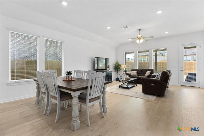 Foto del edificio - 2132 Magnolia Hl Dr