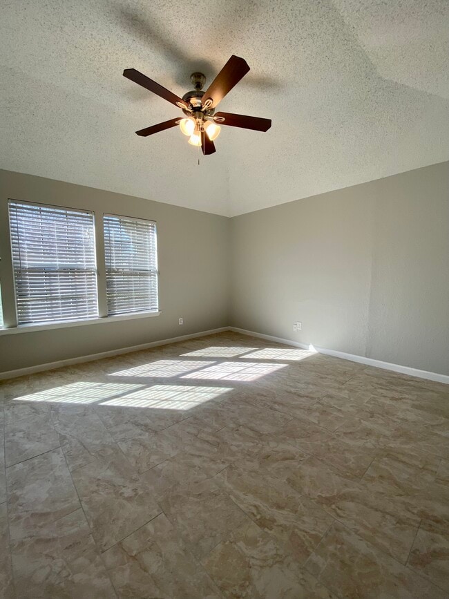 Building Photo - 3022 Hilltop Dr