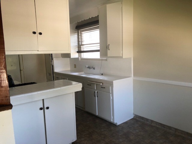 Dining Nook to Kitchen - 4460 Ensign Ave
