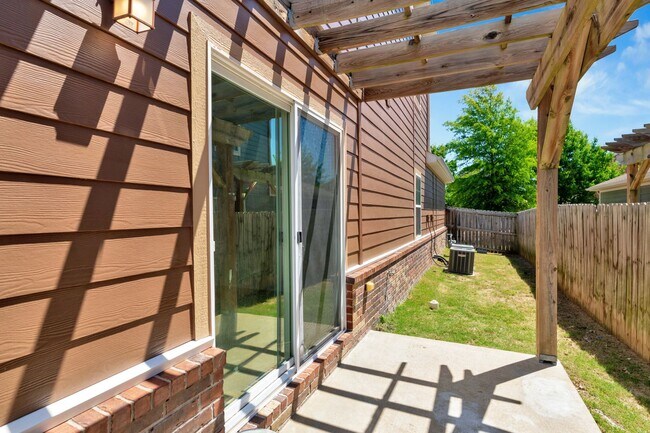 Building Photo - 4 Bed 3 Bath Townhome located close to University!