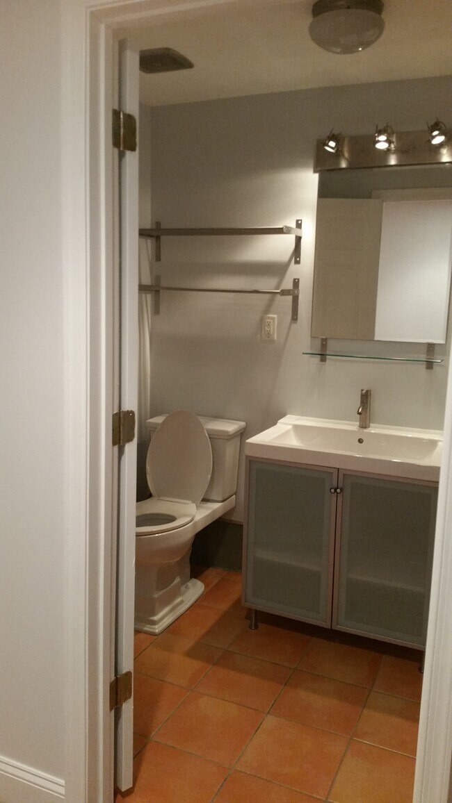 Building Photo - 909 Monroe St NW