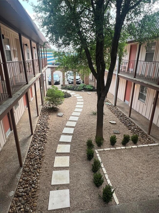 Foto del edificio - 1410 W N Loop Blvd