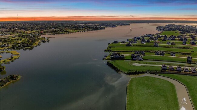 Foto del edificio - 13099 Clear View Dr