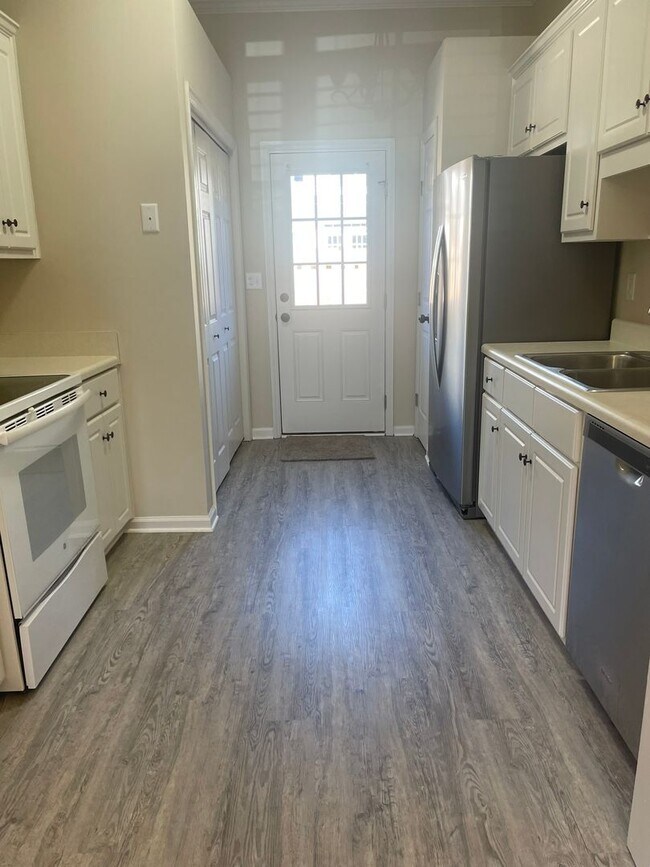 Foto del edificio - Beautiful Townhome Across Street From Jones Creek Golf Club