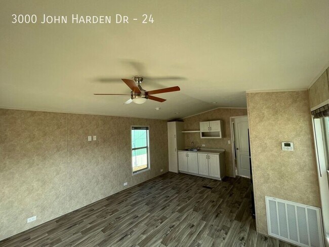 Foto del edificio - 3000 John Harden Dr