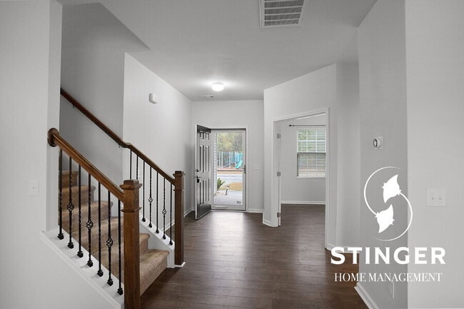 Building Photo - 108 Saluda Way