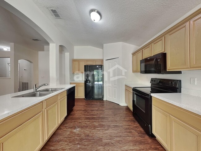 Building Photo - 13895 Devan Lee Dr N