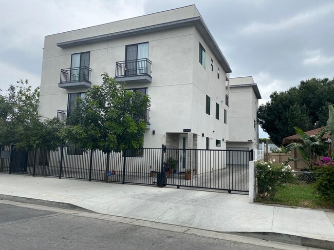 Building Photo - 11724 Gilmore St