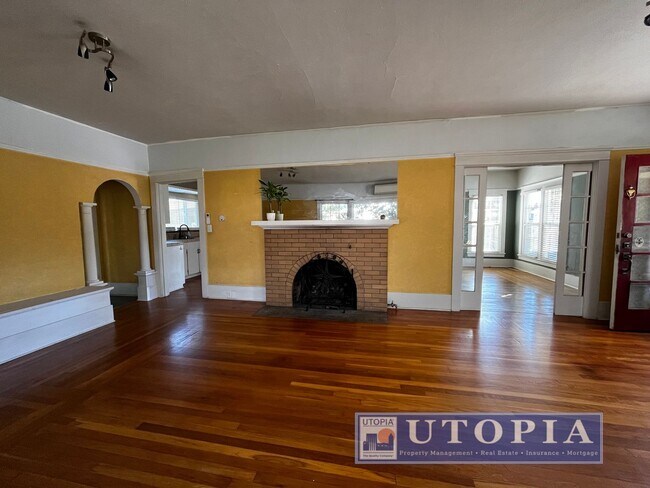 Building Photo - RENT SPECIAL: 50% off 1st months rent if t...