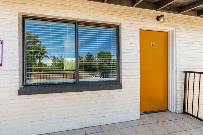 Building Photo - Upgraded One Bedroom, One Bathroom at 28 o...