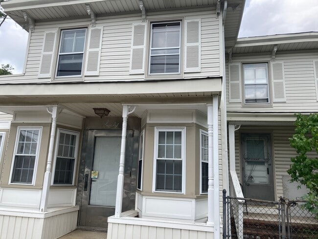 Great for students!! 5 bedroom home 4.5 bath for rent 10 minutes from campus - 60 Grove St