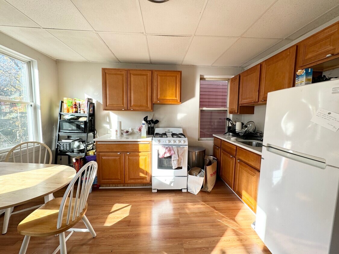 Primary Photo - 1572 Tremont St