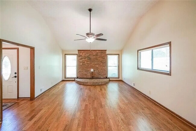 Foto del edificio - Room in Single Family Home on Azalea Dr