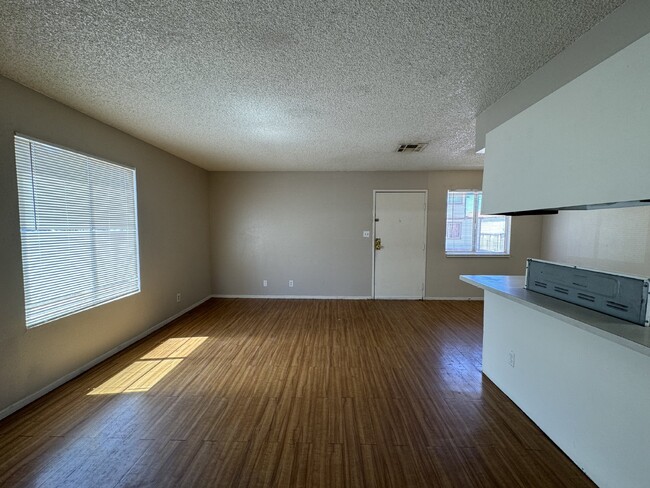 Foto del edificio - MOVE IN READY 2 Bed, 1 Bath Downstairs Con...