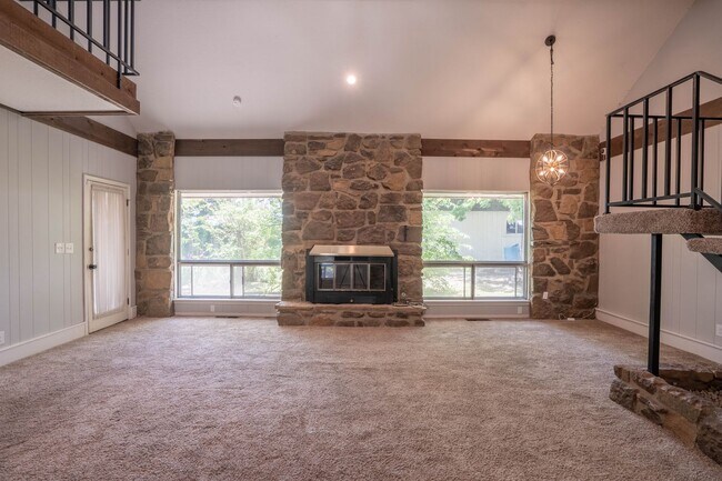 Foto del edificio - 4 Bedroom Home Available For Immediate Mov...