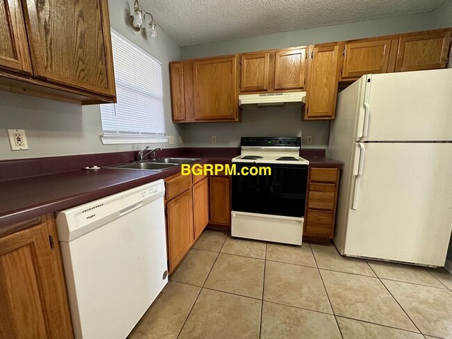 Foto del edificio - 2 Bd, 1 1/2 BA, townhouse in Sherwood.