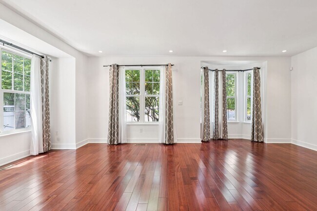 Foto del edificio - Townhouse with Private Yard in Packer Park