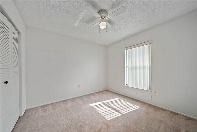 Foto del edificio - Annual 3 bed 2 bath house with a garage av...