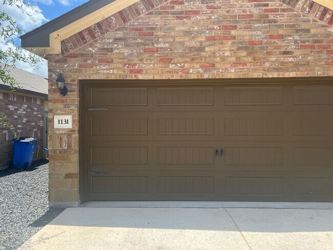 Building Photo - Duplex Available now off King Street