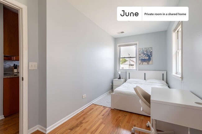 Building Photo - Private bedroom in 3 bed/2 bath Home