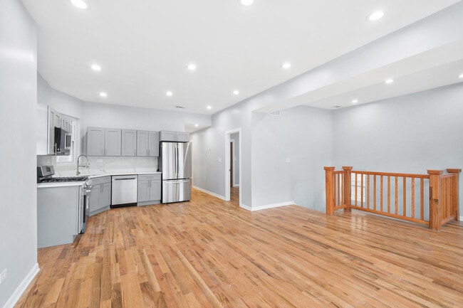 Building Photo - 4918 N Spaulding Ave