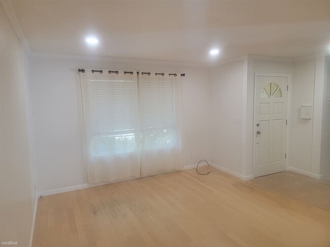 Building Photo - 2 br, 3 bath House - 820 West Sunnyoaks Av...