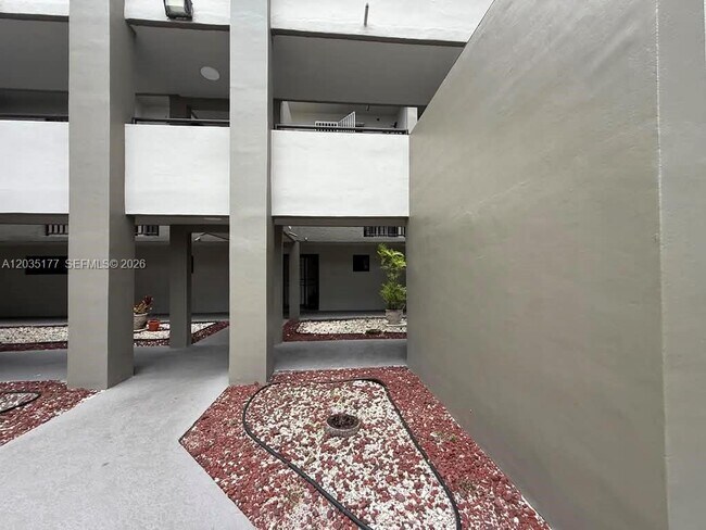 Building Photo - 5 Olive Dr