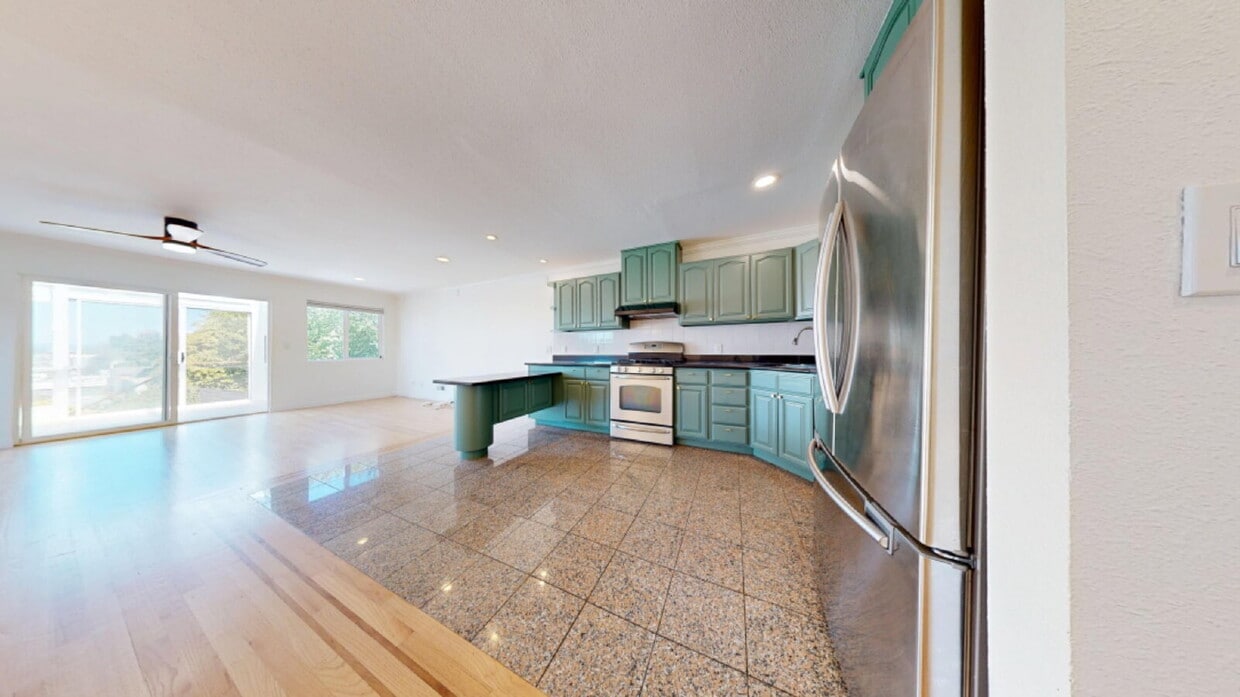 Primary Photo - Spacious 3BD/3BA Home with Sunroom, Renova...