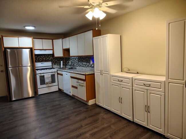 Building Photo - 16 Tiffany Rd