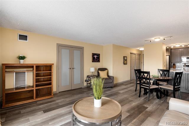 Foto principal - 2880 S Locust St