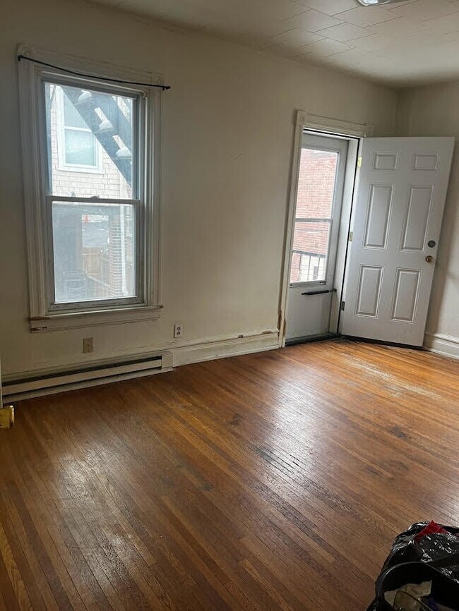 Building Photo - 1742 W Linden St