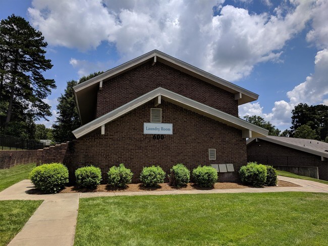 Building Photo - 1031 Pembrook Dr