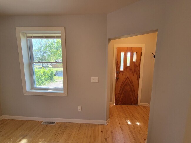 Building Photo - AVAILABLE JULY 1ST 3 Bedroom2 Bathroom + Office