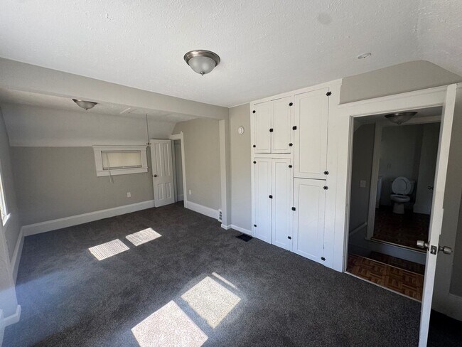 Building Photo - Charming 4-Bedroom Property in Prime Location
