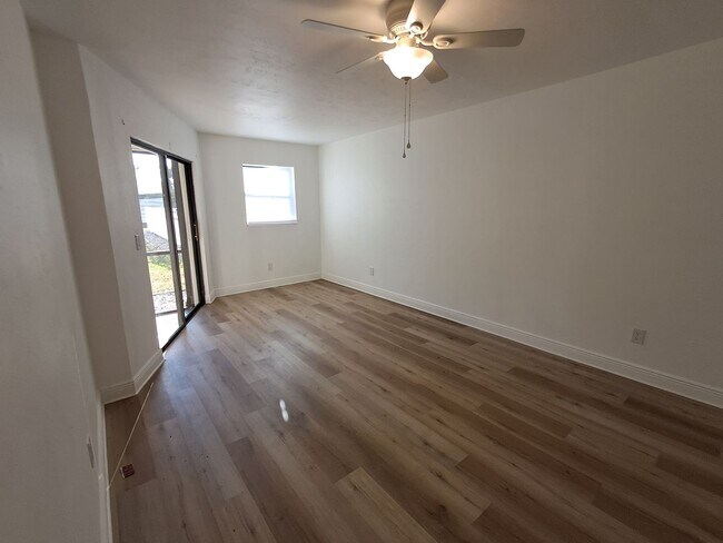Foto del edificio - 2/2 Condo Off of McGreggor $500 OFF FIRST MONTH
