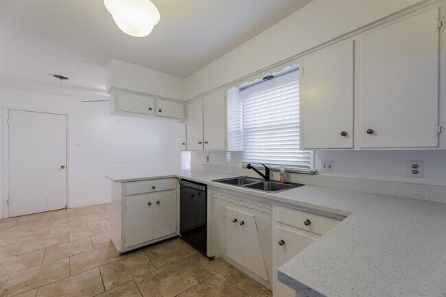 Foto del edificio - 808 E Tanglewood Dr