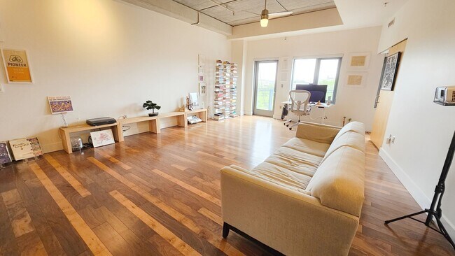 Foto del edificio - Incredible Top-Floor 1BR with Skyline View...