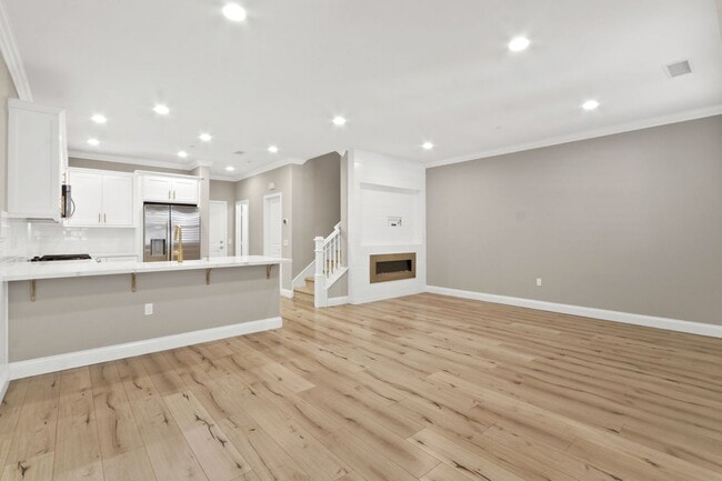 Building Photo - 604 El Paseo