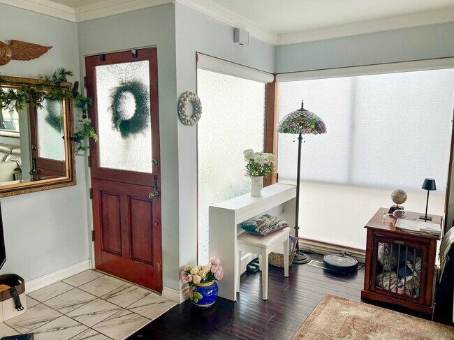 Building Photo - 901 Olive Ave