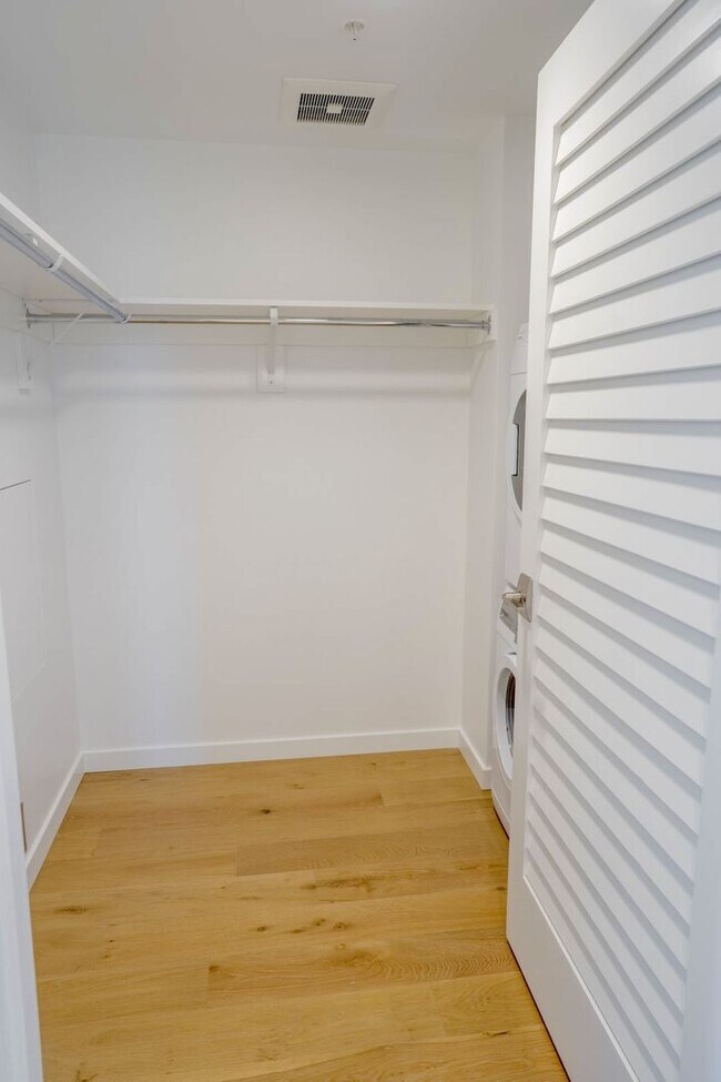 Building Photo - 2Bd/2Ba Seattle Apartment