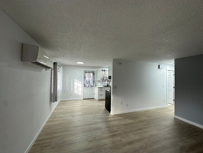 Foto del edificio - 215 Ridgemont Dr