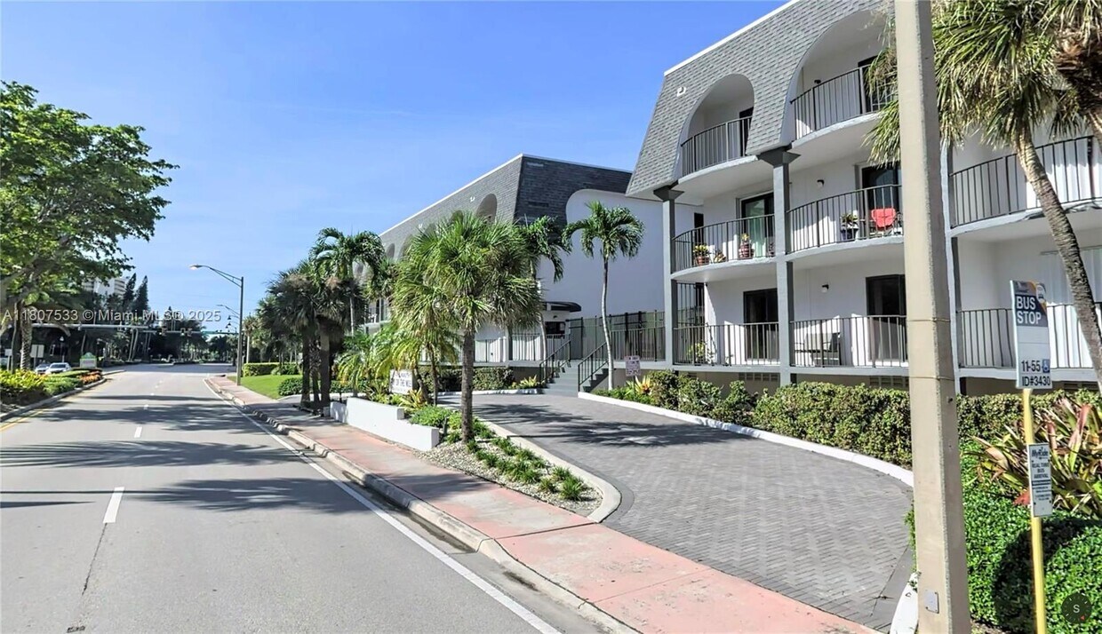 Foto del edificio - 4013 N Ocean Dr