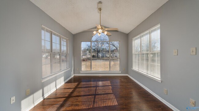 Foto del edificio - 126 Waters Edge Ln