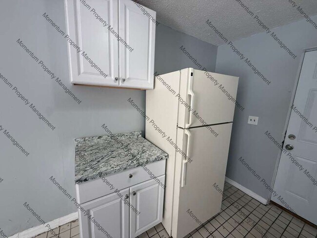Building Photo - Beautifully Upgraded 2/1 AVAILABLE FOR IMMEDIAT MOVE IN!! Move In Before 5/1 and get June’s rent ...