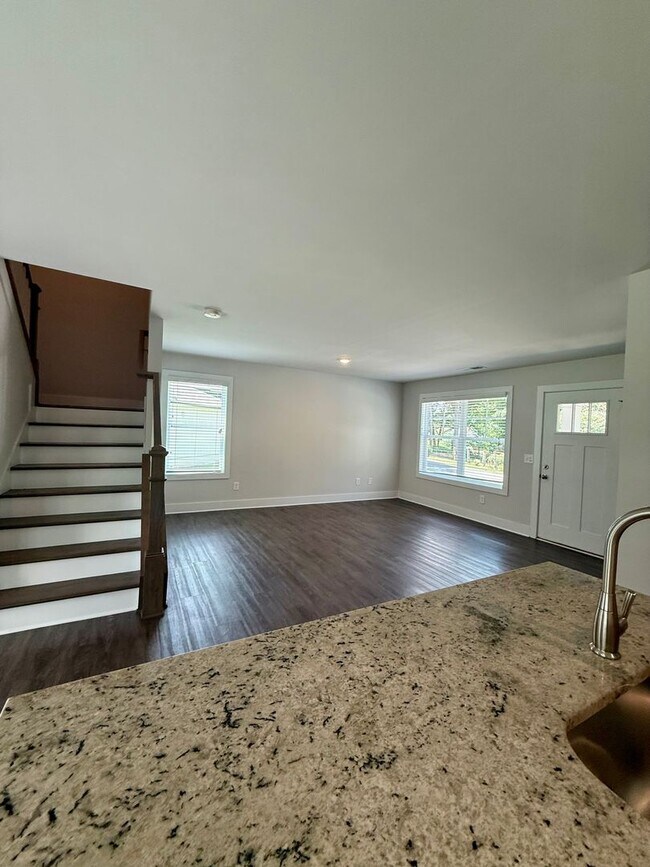 Foto del edificio - 2/2.5 single family home near Lake Lanier